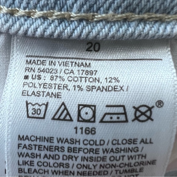 Old Navy Curvy Extra High-Waisted Button-Fly Sky-Hi Straight Cut-Off Jeans 20 - Picture 12 of 13